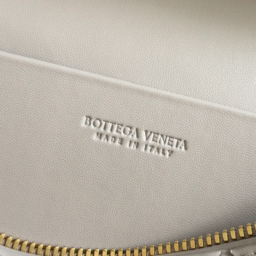 Batch 1360 Bottega Veneta suede series 25 autumn and winter braided zipper crossbody bag. A crossbody bag that can be used as a cosmetic bag. Exquisite weaving and compact body are an indispensable outfit embellishment for the upcoming winter. The double zipper also better protects the bag. It has a large capacity. If you like it, don’t miss it. Style number: 789109 Size: 22*12.5*5cm